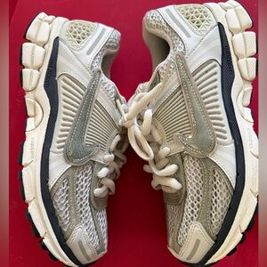 Nike Zoom Vomero 5 Trainers in Silver Metallic-Grey, size 6.5